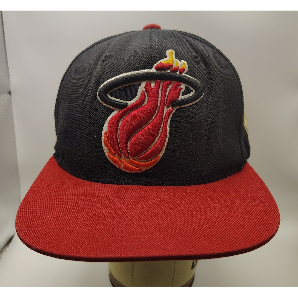 Mitchell Ness Miami Heat Hardwood Classics‎ Snapback Flat Bill Hat Black Red NBA